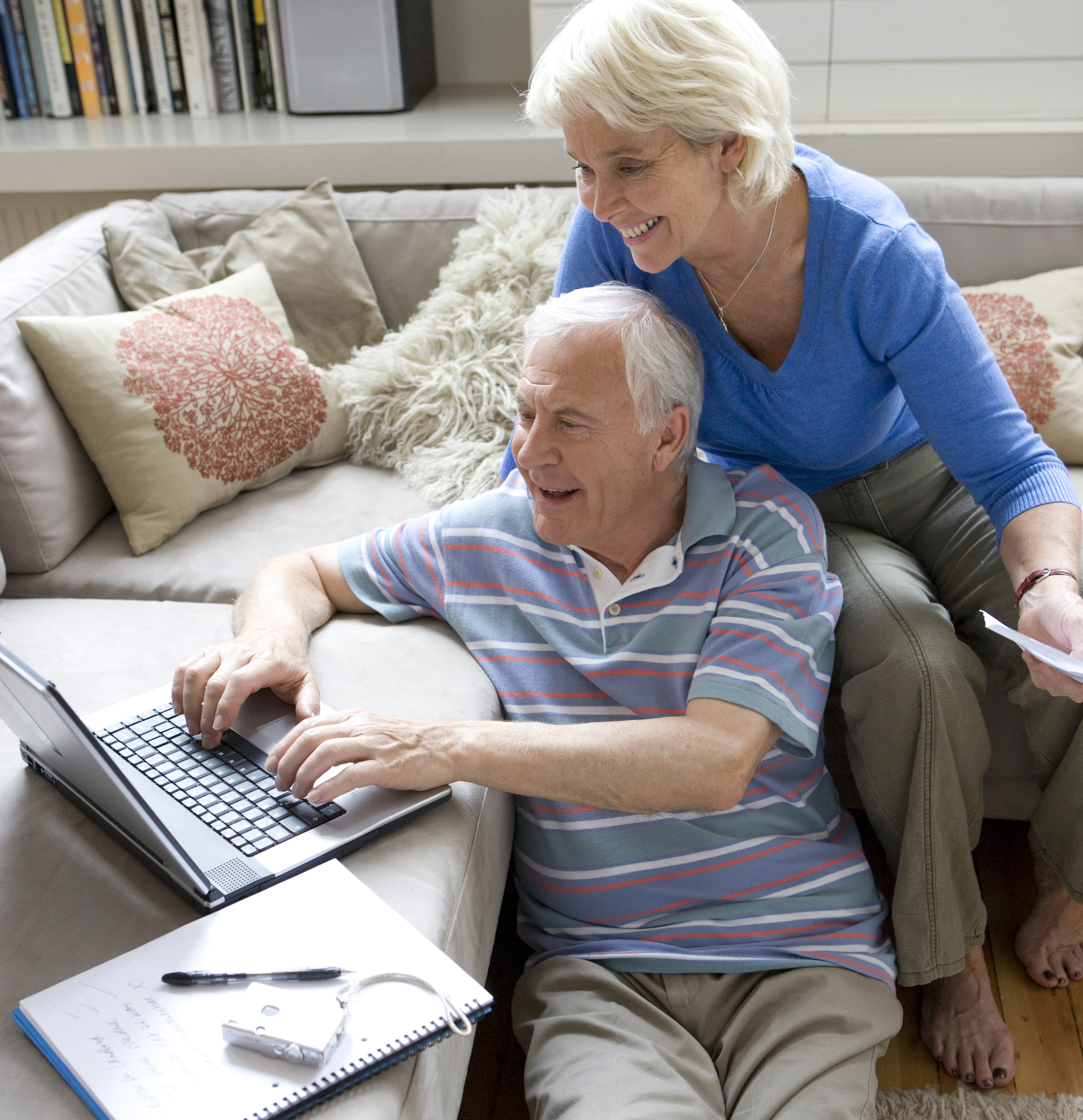 Älteres Paar am Computer